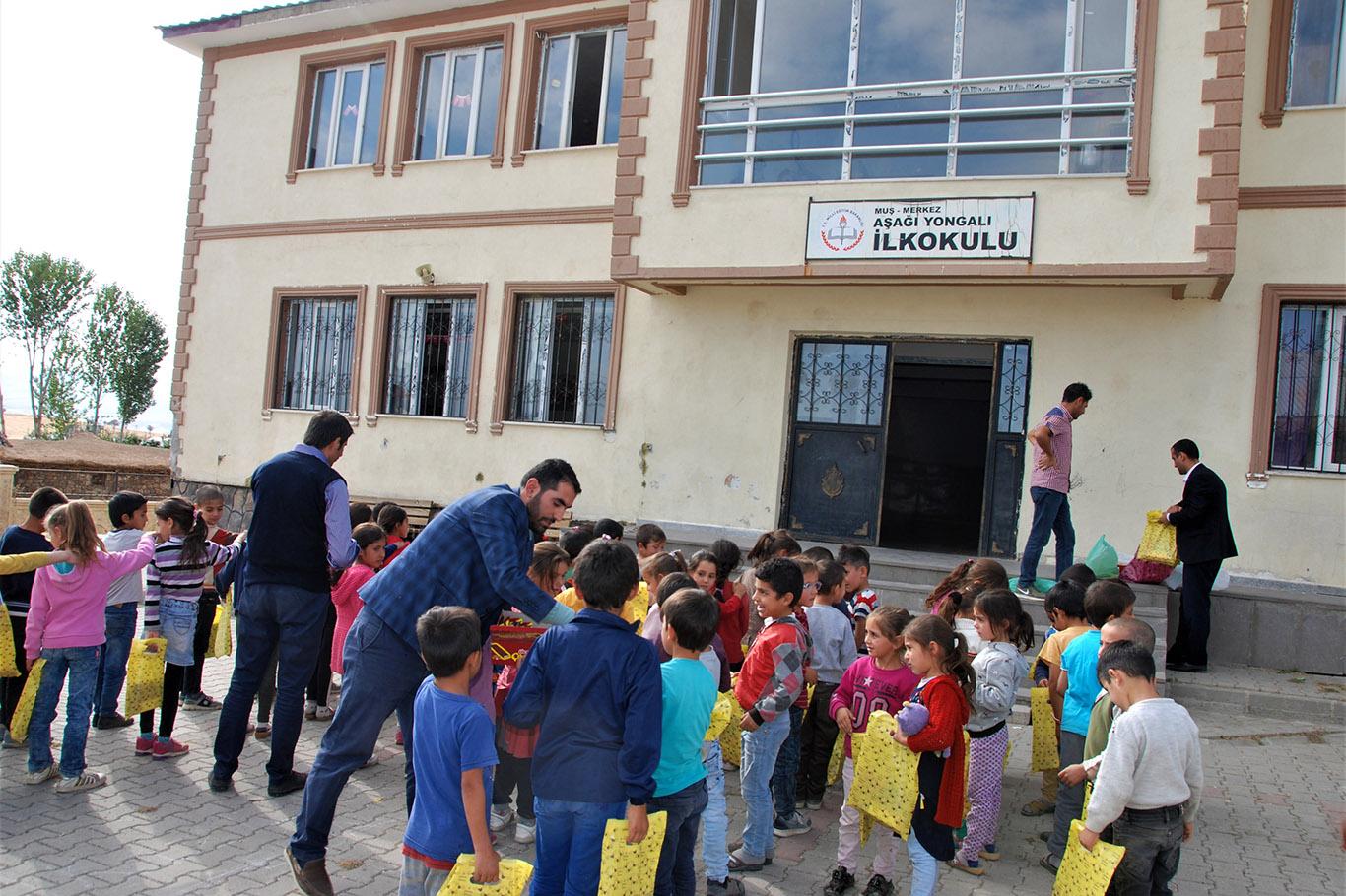 Yüzlerce çocuğa kırtasiye yardımı yapıldı 